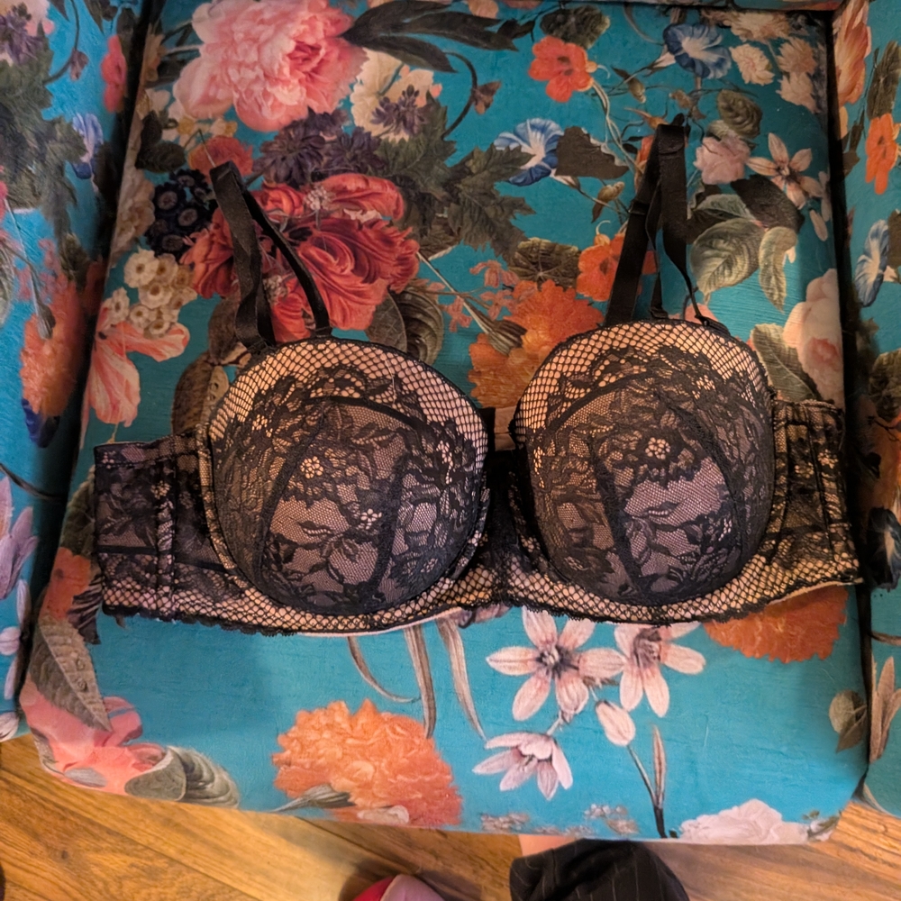 Chic Black Lace Underwire Bra